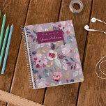 Speciaal Lila Floral Pattern 2022 Planner<br><div class="desc">Deze prachtige planner kan met jouw naam in een trendy manuscriptdoopvont en het jaar worden gepersonaliseerd.</div>