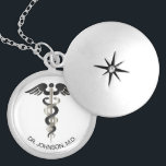 Speciaal medisch symbool Caduceus Locket Neckla Locket Ketting<br><div class="desc">Speciaal medisch symbool Caduceus-Ketting, klaar om u te personaliseren. ✔ Opmerking: niet alle sjabloon gebieden hoeven te worden gewijzigd. 📌 Als u verdere aanpassing nodig hebt, klikt u op de knop "Klik om verder aan te passen" of "Ontwerp aanpassen of bewerken" en gebruikt u ons ontwerpgereedschap om de grootte van...</div>