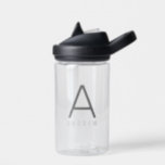 Speciaal modern, eenvoudig zwart grijs Initiaal Ki Waterfles<br><div class="desc">De gepersonaliseerde Camelback Waterfles van het Kind met hun naam en Initiaal Letter Custom Monogram in een trendy moderne en minimale dunne klassieke sans serif doopvont voor een eenvoudige en slanke look. In grijs weergegeven op een heldere plastic waterfles kunnen de tekstkleuren en lettertypen worden gewijzigd en zijn er verschillende...</div>