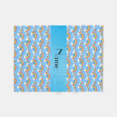 Speciaal naampastelblauw regenbogen patroon fleece deken (Voorkant (Horizontaal))