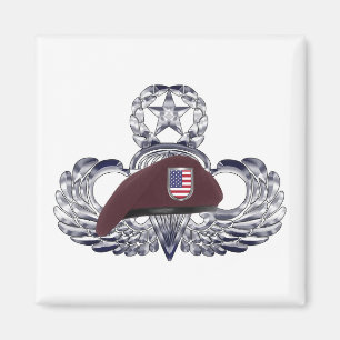 Speciaal ontworpen baret op Airborne Wings s Magneet