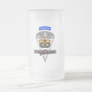 Speciaal ontworpen paratrooper in de lucht matglas bierpul