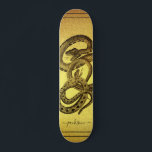 Speciaal op maat gemaakte Faux Gold Foil skateboar Persoonlijk Skateboard<br><div class="desc">Een uniek skateboard met twee slangen die in een manuscripthandtekening verstrikt en gepersonaliseerd in een faux gouden achtergrond van de folie verstrikt raken. Het oog vangt en gewaagd.</div>