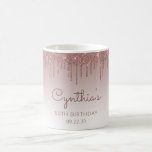 Speciaal Roos Gold Glitter Drip 60th Birthday Koffiemok<br><div class="desc">Deze griezelige,  glamoureuze mok van 60 jaar is voorzien van een dunne gouden roos glitter drip border en roes gold ombre background. Pas het met haar naam in het donkere handschrift van het roos,  met de verjaardag en de datum hieronder in sans serif doopvont aan.</div>
