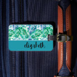 Speciaal stijlvol tropisch Bagagelabel<br><div class="desc">Een turquoise,  groen en wit tropisch palmboomvormontwerp,  dit bagagelabel is gepersonaliseerd met uw voornaam in een handgeschreven tekst op de voorkant en uw details op de achterkant. Het perfecte persoonlijke cadeau of accessoire voor elke gelegenheid! MATCHING koffer en nog veel meer in ons collectie.</div>