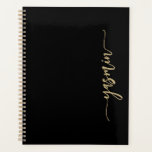 Speciaal stijlvol zwarte handtekening Gold Planner<br><div class="desc">Pas dit elegante moderne ontwerp aan met jouw naam in verticaal goudkleurig handschrift op een zwarte achtergrond. (Om de swashes aan het begin en het eind van de naam te houden,  vervang slechts de brieven,  verlatend de symbolen op zijn plaats.)</div>