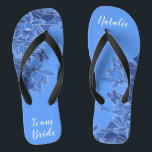 Speciaal team Bride voor Blue Lotus Floral Teenslippers<br><div class="desc">Deze elegante moderne teenslippers, voorzien van een uitgebreide illustratie van blauw Lotus-bloempatroon, zijn een gedenkwaardig geschenk voor de leden van de trouwpartij: bruid, bruidsmeisje, moeder/tante van de bruid, een eersterangsmeisje.. Ze zullen een stijlvolle dosis glam toevoegen aan je trouwdag, een vrijgezellenfeest of een andere viering. ♥ pas het met uw...</div>