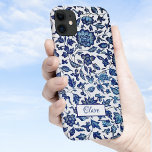 Speciaal uitgelijnde exotische afbeelding Blauw en Case-Mate iPhone Case<br><div class="desc">Exotische klassieke elegantie van blauwe en witte door Chinoiserie geïnspireerde bloemen en wijnstokken op witte achtergrond met aanpasbaar blanco etiket voor jouw naam of monogram.</div>