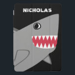Speciaal voor jonge Kinder haaien iPad Pro Hoesje<br><div class="desc">Speciaal aangepast Cute Gray Shark Kinder Modern Fish iPad Smart Hoesje. Bewerken om achtergrondkleur of tekenkleur te wijzigen. Grijze haai met scherpe tanden op een zwarte achtergrond met de naam hierboven in het leuke witte lettertype.  Kute killer shark oceanische themed electronic accessoires.</div>