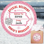 Speciale bezorging van Santa aan Kind in Iowa Roze Ronde Sticker<br><div class="desc">Voor de kinderen in Iowa!! Maak uw kerstcadeaus opvallen met deze leuke kleurrijke en gepersonaliseerde sticker labels. Het ontwerp is voorzien van een Special Delivery thema van Santa's Workshop op de Noordpool; compleet met een goedkeuringsstempel van elf #25. Levendige roze tinten samen met sneeuwvlokken, Santa's slee en rendieren benadrukken dit...</div>