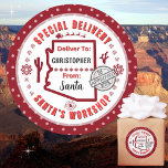 Speciale bezorging van Santa naar Child in Arizona Ronde Sticker<br><div class="desc">Voor de kinderen in Arnhem!! Maak uw kerstcadeaus opvallen met deze leuke kleurrijke en gepersonaliseerde sticker labels. Het ontwerp is voorzien van een Special Delivery thema van Santa's Workshop op de Noordpool; compleet met een goedkeuringsstempel van elf #25. Levendige marrons samen met sneeuwvlokken, Santa's slee, rendieren en cactussen benadrukken dit...</div>