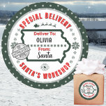 Speciale bezorging van Santa naar Child in Iowa Gr Ronde Sticker<br><div class="desc">Voor de kinderen in Iowa!! Maak uw kerstcadeaus opvallen met deze leuke kleurrijke en gepersonaliseerde sticker labels. Het ontwerp is voorzien van een Special Delivery thema van Santa's Workshop op de Noordpool; compleet met een goedkeuringsstempel van elf #25. Levendige diepe greens samen met sneeuwvlokken, Santa's slee en rendieren benadrukken dit...</div>