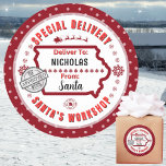 Speciale bezorging van Santa naar Child in Iowa Ronde Sticker<br><div class="desc">Voor de kinderen in Iowa!! Maak uw kerstcadeaus opvallen met deze leuke kleurrijke en gepersonaliseerde sticker labels. Het ontwerp is voorzien van een Special Delivery thema van Santa's Workshop op de Noordpool; compleet met een goedkeuringsstempel van elf #25. Levendige marrons samen met sneeuwvlokken, Santa's slee en rendieren benadrukken dit iconische,...</div>