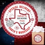 Speciale bezorging van Santa naar Child in Texas R Ronde Sticker<br><div class="desc">Voor de kinderen in Texas!! Maak uw kerstcadeaus opvallen met deze leuke kleurrijke en gepersonaliseerde sticker labels. Het ontwerp is voorzien van een Special Delivery thema van Santa's Workshop op de Noordpool; compleet met een goedkeuringsstempel van elf #1225. Levendige diepe marrons samen met sneeuwvlokken, Santa's slee en rendieren benadrukken dit...</div>