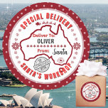 Speciale bezorging van Santa naar Kind in Australi Ronde Sticker<br><div class="desc">Voor de kinderen down under in Australië!! Maak uw Aussie kerstcadeaus opvallen met deze leuke kleurrijke en gepersonaliseerde sticker labels. Het ontwerp is voorzien van een Special Delivery thema van Santa's Workshop op de Noordpool; compleet met een goedkeuringsstempel van elf #25. Levendige marrons samen met sneeuwvlokken, Santa's slee en rendieren...</div>