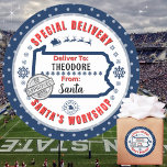 Speciale levering aan Santa Child in Pennsylvania Ronde Sticker<br><div class="desc">Voor de kinderen in Pennsylvania!! Maak uw kerstcadeaus opvallen met deze leuke kleurrijke en gepersonaliseerde sticker labels. Het ontwerp is voorzien van een Special Delivery thema van Santa's Workshop op de Noordpool; compleet met een goedkeuringsstempel van elf #25. Levendig "dat bepaalde universiteit" blauw samen met sneeuwvlokken, Santa's slee en rendieren...</div>