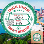 Speciale levering aan Santa Child in Pennsylvania Ronde Sticker<br><div class="desc">Voor de kinderen in Pennsylvania!! Maak uw kerstcadeaus opvallen met deze leuke kleurrijke en gepersonaliseerde sticker labels. Het ontwerp is voorzien van een Special Delivery thema van Santa's Workshop op de Noordpool; compleet met een goedkeuringsstempel van elf #25. Levendig lichtgroen samen met sneeuwvlokken, Santa's slee en rendieren benadrukken dit iconische,...</div>