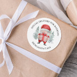 Speciale levering vanaf Santa Kinder Kerst Ronde Sticker<br><div class="desc">Kinder kerst stickers met een minimalistische witte achtergrond,  elegante waterverf pijnbomen,  de kerstman met een cadeau en een tekst sjabloon voor u om te personaliseren.</div>