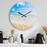 Speciale tropische strand scène in het batchhuis grote klok<br><div class="desc">Aangepersonaliseerde strand House Tropical Beach Scene Large Clock . Deze zeeklok is perfect voor een kusthuis. Dit beachy ontwerp kenmerkt het zand van de oceaanvergadering. Personaliseer met uw eigen naam of tekst.</div>