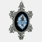 Speciale wapens en tactieken tin sneeuwvlok ornament (Links)
