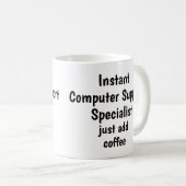 Specialist voor computerondersteuning voegt coffee koffiemok (Voorkant rechts)