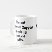 Specialist voor computerondersteuning voegt coffee koffiemok (Voorkant links)