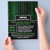 Specialist voor computerreparatie op het gegevenss flyer (Hand)