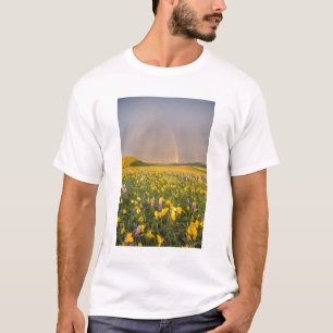 Spectaculair bloemenweiland bij zonsopgang in 2 t-shirt