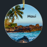 spectaculaire Maui Keramisch Ornament<br><div class="desc">Het spectaculaire Maui herinnerde zich op een soort vakantie-ornament. Deze geheime locatie is een prachtig Maui-strand. Verander de jaardatum in de huidige datum van het bezoek.</div>