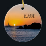 spectaculaire Maui Keramisch Ornament<br><div class="desc">Het spectaculaire Maui herinnerde zich op een soort vakantie-ornament. Black Rock Beach in Ka'anapali is een Maui-mijlpaal. Verander de jaardatum in de huidige datum van het bezoek.</div>