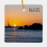 Spectaculaire Zonsondergangen, vierkant, keramisch Keramisch Ornament<br><div class="desc">De spectaculaire Zonsondergangen op Maui herinnerden zich aan een soort vakantie-ornament. Black Rock Beach in Ka'anapali is een Maui landmark en Molokini Crater van Secret Beach. Verander de jaardatum in de huidige datum van het bezoek.</div>