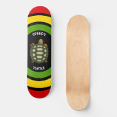 Speedachtige schildpad in zwart, groen, rood en ge persoonlijk skateboard (Voorkant)