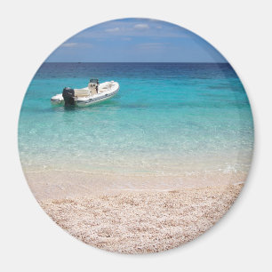 Speedboot in het blauwe zee rond magneet