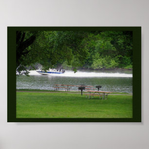 Speedboot op de rivier poster