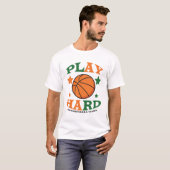 Speel hard basketbal spel t-shirt (Voorkant volledig)