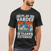 Speel harder dan gisteren Retro Gamer Controller T-shirt (Voorkant)