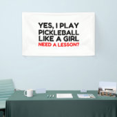 Speel Pickleball als een meisje dat les nodig heef Spandoek (Beurs)