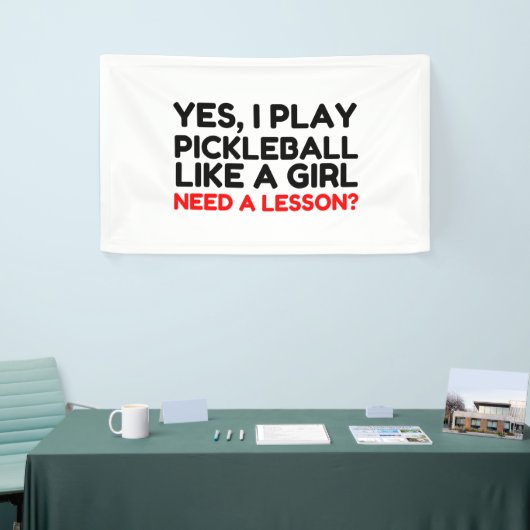 Speel Pickleball als een meisje dat les nodig heef Spandoek (Beurs)