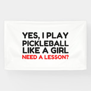Speel Pickleball als een meisje dat les nodig heef Spandoek