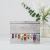 Speelgoed auto's in een rij op de vloer briefkaart (Staand voorkant)