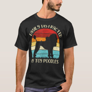 Speelgoed poedel hond gemakkelijk verstoord door T-shirt