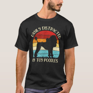 Speelgoed poedel hond gemakkelijk verstoord door T-shirt