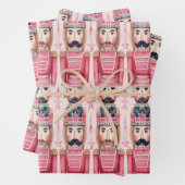 Speelgoed soldaat ontwerp op feestelijke verpakkin inpakpapier vel (In situ)