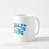 Speels cartoonhaai-ontwerp – Duik in het plezier! Koffiemok (Voorkant rechts)