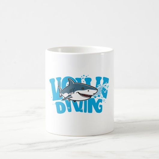 Speels cartoonhaai-ontwerp – Duik in het plezier! Koffiemok (Center)