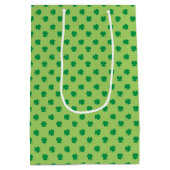 Speels groen Shamrocks patroon Medium Cadeauzakje (Achterkant)