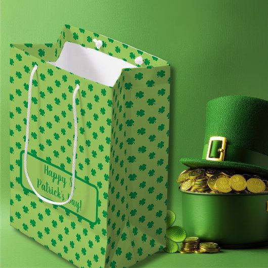 Speels groen Shamrocks patroon Medium Cadeauzakje