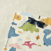 Speels kleurrijk dinosauruspatroon gepersonaliseer strandlaken (In situ)