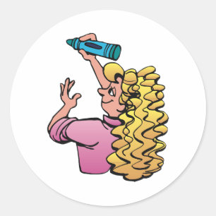 Speels meisje met kleurpotlood ronde sticker