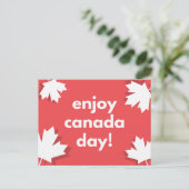 Speels Rood en Wit Modern Maple Leaf Briefkaart (Staand voorkant)